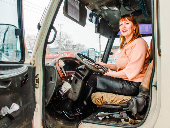 Лихая амазонка: единственная женщина-водитель за рулем автобуса в Хабаровске