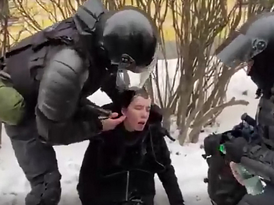 Бойцы ОМОНа спасли девушку, потерявшую сознание на митинге в Петербурге