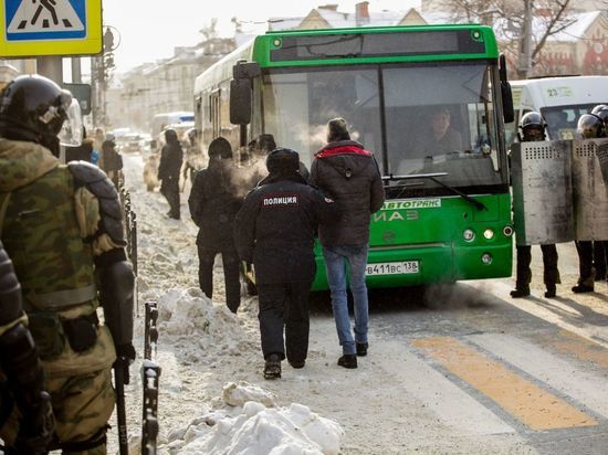 На митинге 31 января в Иркутске в полицию доставили 100 человек, в том числе 5 несовершеннолетних