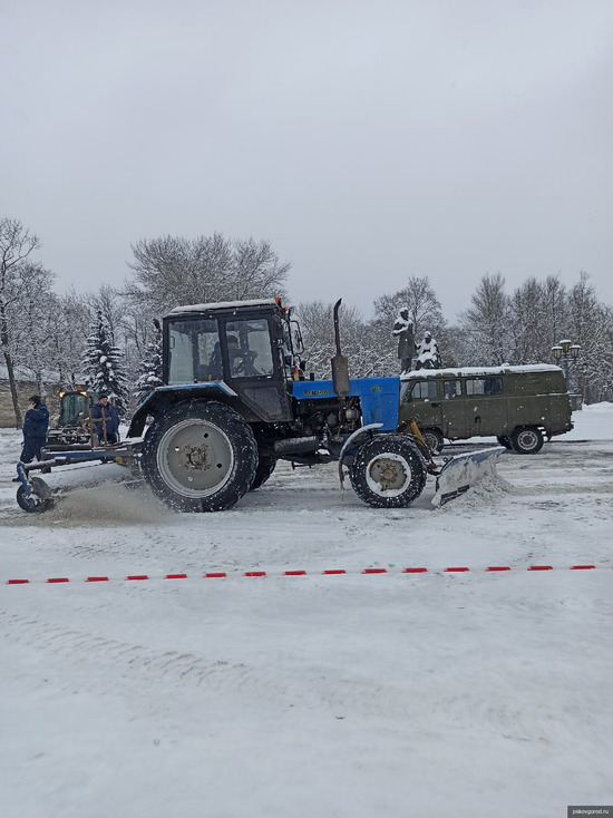 Около 400 кубов снега вывезли из Пскова за выходные