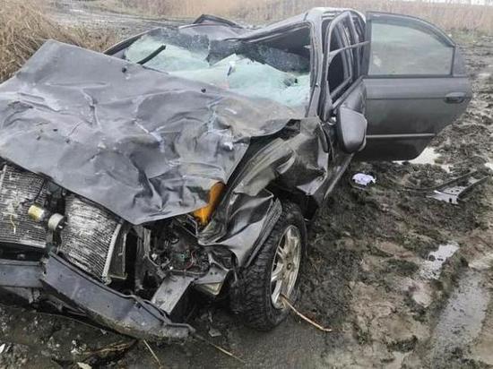 В Краснодарском крае двое человек погибли при падении автомобиля в канал