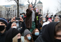 Ее одиннадцатиклассницу-дочь задержали в давке на митинге на Пушкинской, и теперь будущее семьи под угрозой