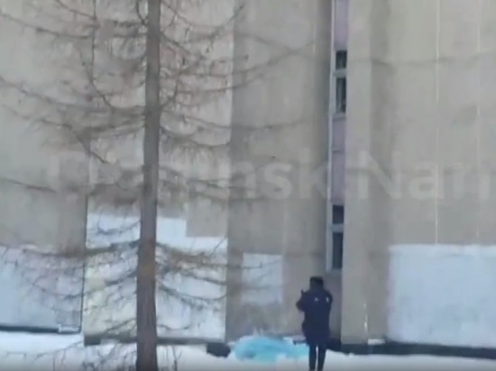 В Обнинске из окна больницы выпала женщина