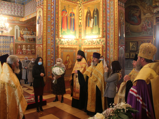 В Калмыкии местному архиепископу вручили светские награды