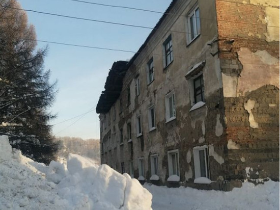 Новокузнечан выселили из многоэтажного дома из-за разрушившейся крыши