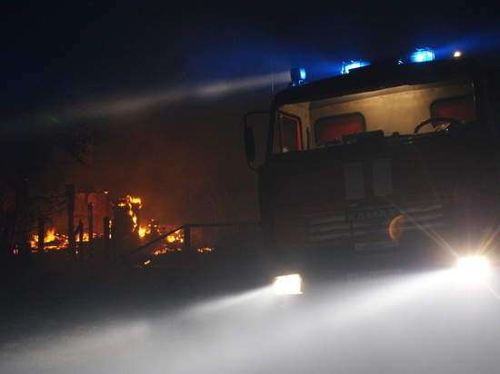 Жители частного дома в Саяногорске потеряли жильё в пожаре