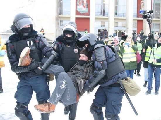 Суды Петербурга арестовали 109 человек за участие в митинге 31 января