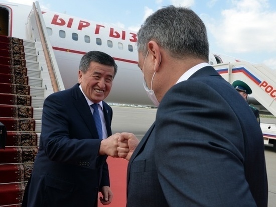 Экс-президент Сооронбай Жээнбеков с семьей покинул Кыргызстан