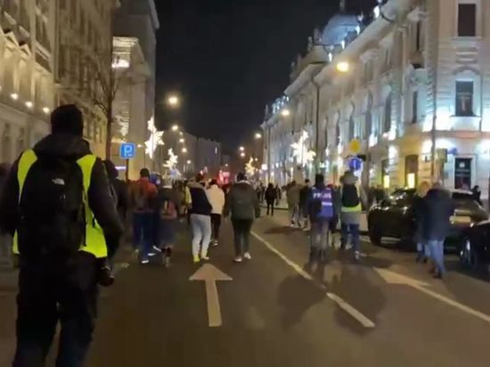 Протестующие перекрыли проезжую часть Неглинной улицы в Москве