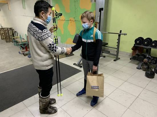 Юному биатлонисту в Бурятии «Единая Россия» подарила лыжные палки