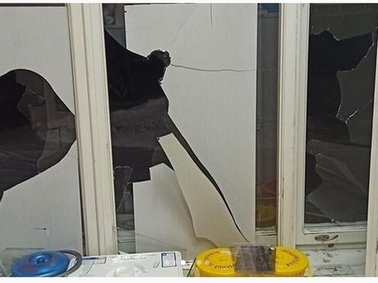 В Ангарске разбили окна и дверь в двух больницах