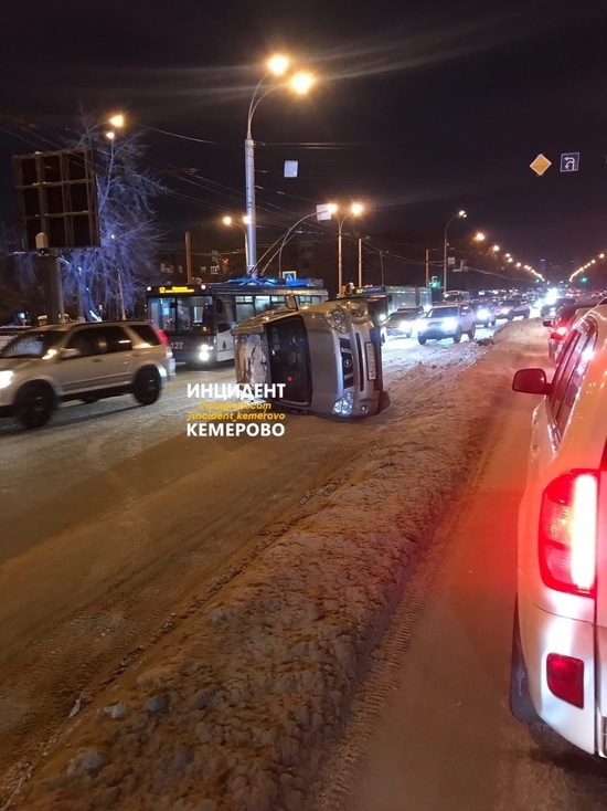 Внедорожник перевернулся на бок посреди дороги в Кемерове