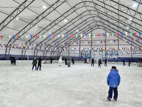 Современный хоккейный корт открылся в селе Новый Порт