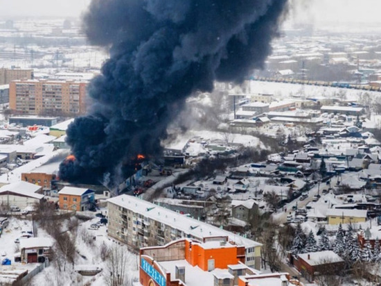 СМИ: в страшном пожаре на складе в Красноярске погибли трое спасателей