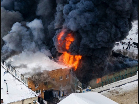 При пожаре склада в Красноярске нашли тело человека