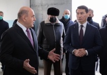 Председатель правительства России Михаил Мишустин накануне посетил девятиэтажку в Элисте, пострадавшую от прошлогоднего взрыва газа, хотя это и не предусматривалось программой его визита