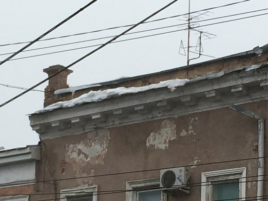 Напротив саратовского правительства опасно нависли глыбы льда