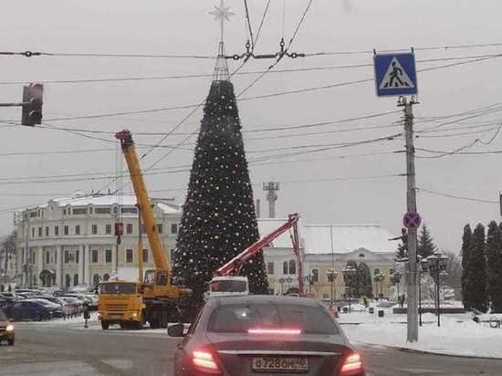 В Калуге новогодние украшения провисят до конца февраля