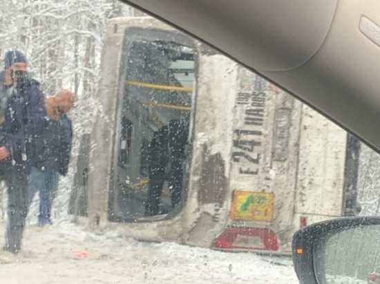 Маршрутный автобус с пассажирами перевернулся на Приморском шоссе