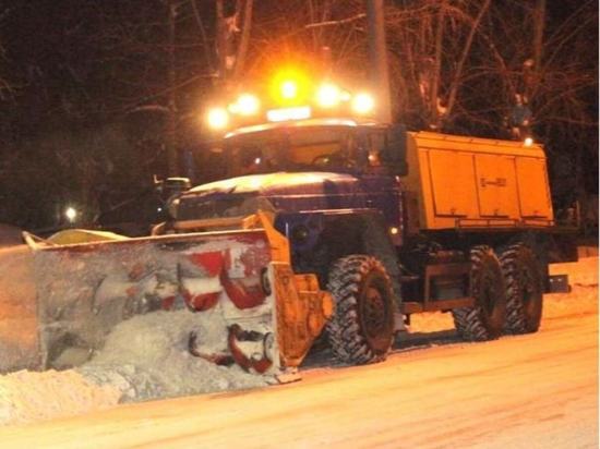 Всю ночь более 100 единиц техники очищали Барнаул от снега