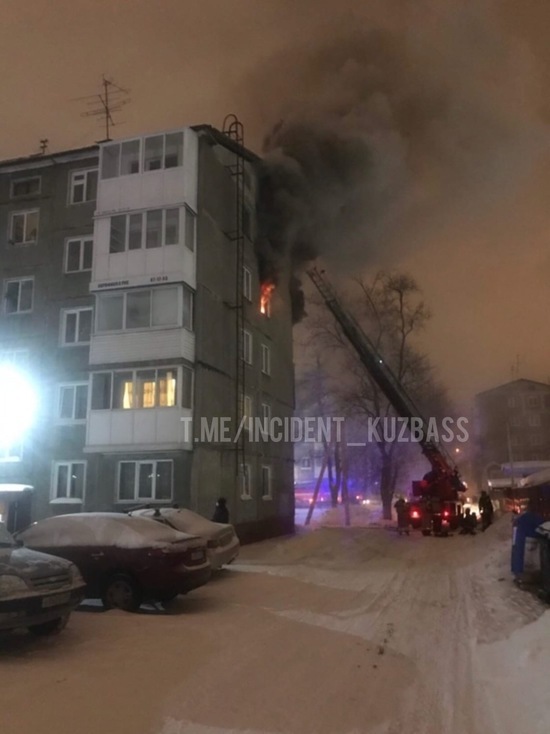 Три десятка пожарных тушили охваченную пламенем квартиру в кемеровской многоэтажке