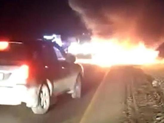 В Дагестане полицейский вытащил людей из горящего автомобиля