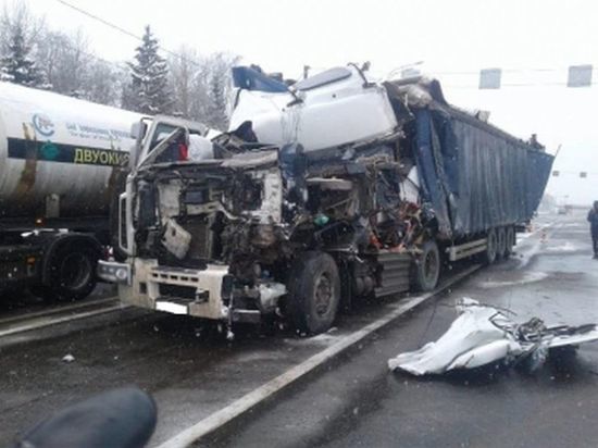 В Смоленской области на 296 км трассе М-1 столкнулись две фуры, есть пострадавший