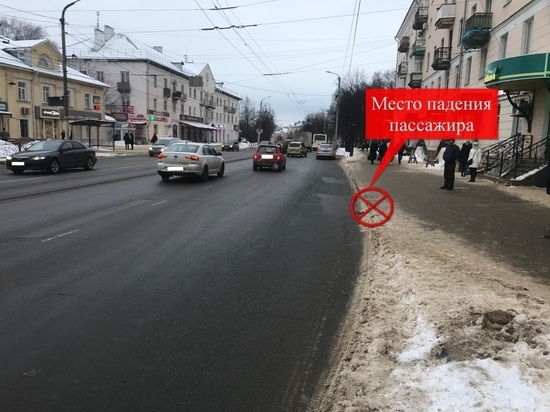 В Костроме произошло казусное ДТП — из автобуса на ходу выпала девушка