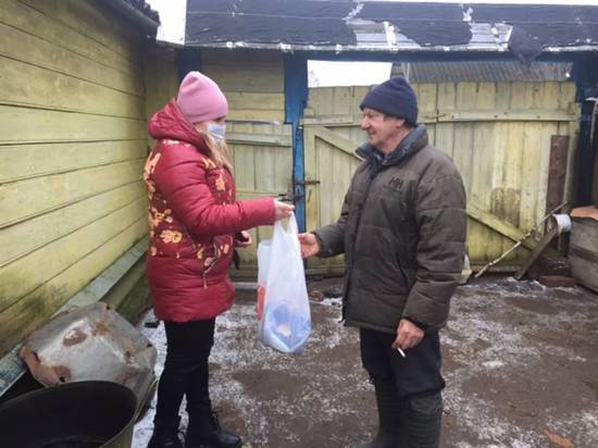 Добровольцы помогли многодетной семье из Пыталовского района с продуктами