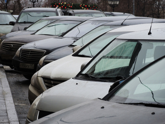 Продажи машин в России падают второй месяц подряд