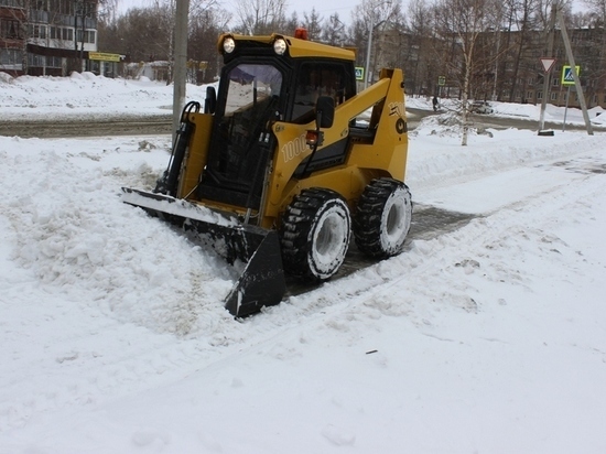 Более 150 единиц техники убирали снег в Барнауле в ночь на 5 февраля