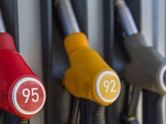 Перебои поставок популярной марки бензина начались в Новосибирске