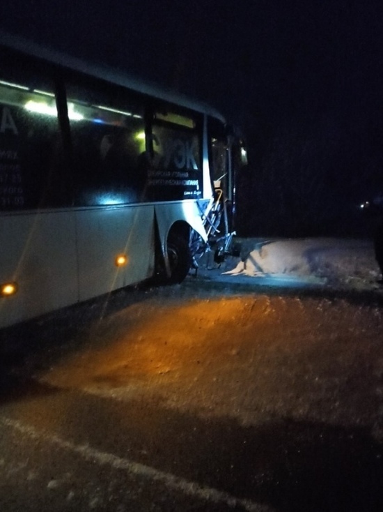 Автобус с шахтёрами попал в аварию на кузбасской трассе