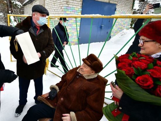Ярославского ветерана с 95-летием поздравили мэр и губернатор