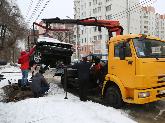 В Воронеже продолжается работа по освобождению городских территорий от бесхозяйных автомобилей