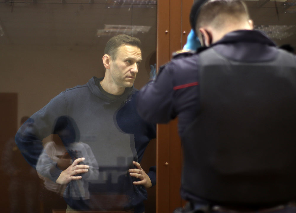 Навальный постарел за три дня: кадры из суда по клевете