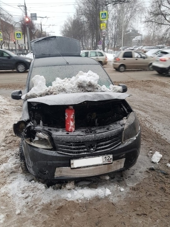 На улице Йошкар-Олы загорелся автомобиль