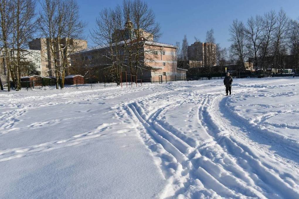 Стадион за школой. Александров Псков. Вологда ФОКОТ У 14 школы фото.