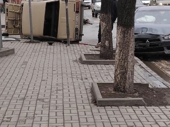 В Ростове произошло ДТП с перевернувшейся «Ладой»