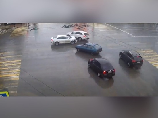 Видео: в центре Рязани столкнулись две иномарки