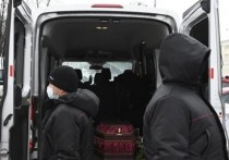 Шокирующая история произошла в Екатеринбурге: жительница города, отчаявшись похоронить мать, спустя три дня привезла гроб к зданию администрации