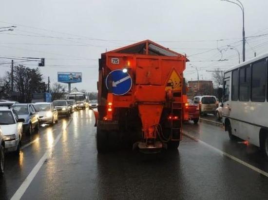 Из-за снега в Краснодаре вновь вышла на дежурство спецтехника