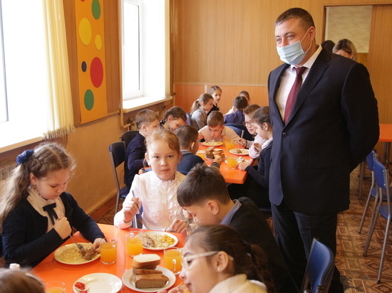 Глава Мичуринска лично проверил, как кормят школьников