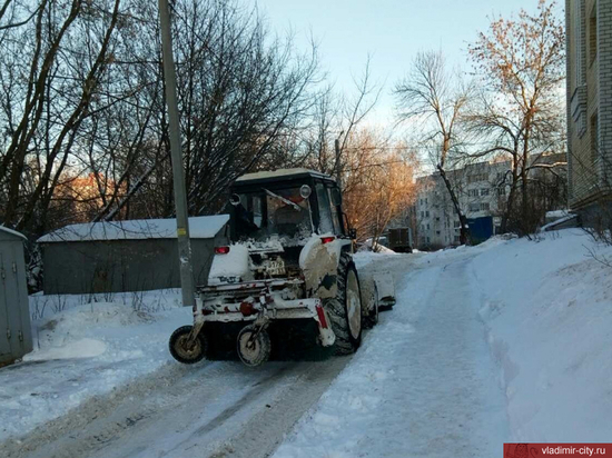 Во Владимире с последствиями снегопада борется тяжелая техника