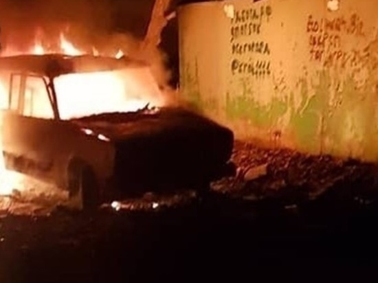 В Ростове дотла сгорела припаркованная машина
