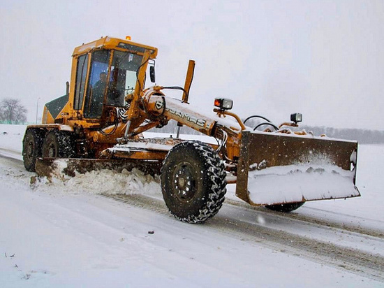 На Кубани краевые трассы от снега очищают 133 машины и 31 трактор