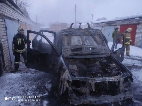 В Ярославле "БМВ Х5" сгорел вместе со своим хозяином