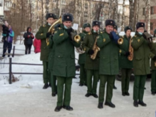 В Ярославле духовой оркестр целый час играл на морозе, поздравляя ветерана ВОВ