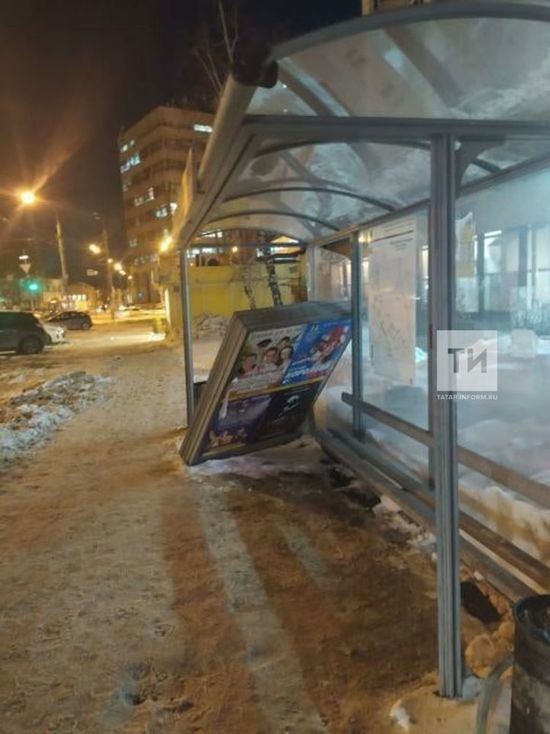 В Казани в центре города вандалы разгромили остановку