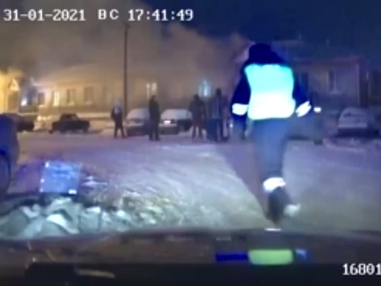 Глава МВД наградил инспекторов ДПС из Лабытнанги за спасение на пожаре